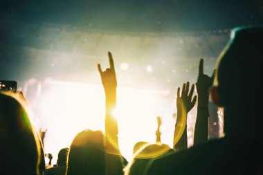 Parlak spot ışığı dans eden insanlar üzerinde parlıyor. Seyirci 