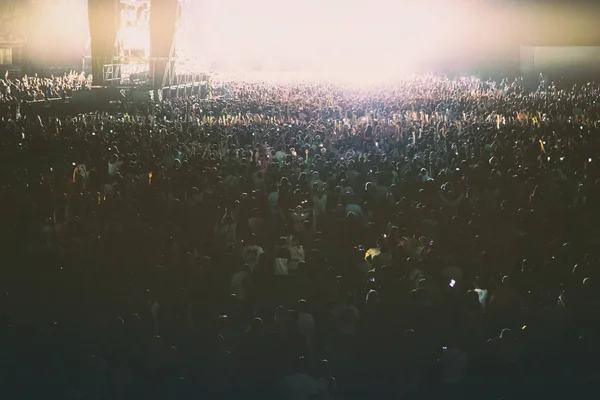Das helle Licht der Bühne erhellt ein riesiges Publikum. — Stockfoto