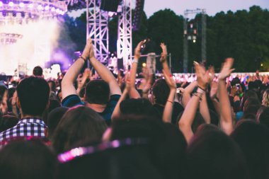 Büyük bir konser kalabalık sahne önünde eğlenmek.