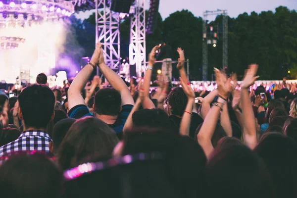 Una grande folla di concerti si diverte davanti al palco . — Foto Stock