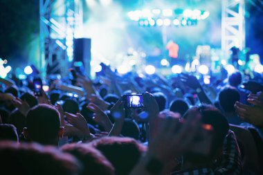 Büyük bir konser kalabalık sahne önünde eğlenmek.