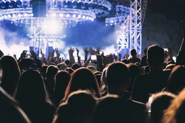 Büyük bir konser kalabalık sahne önünde eğlenmek.