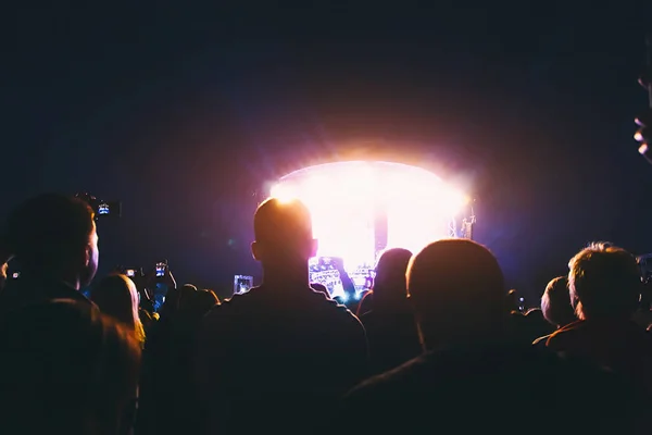 Het publiek kijken naar het rock concert op het podium. — Stockfoto