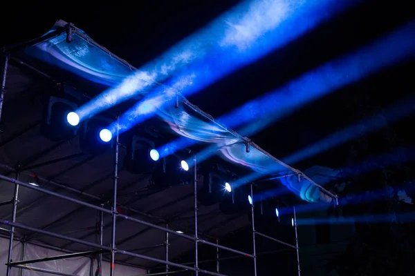 Equipamento de iluminação de palco em condições de trabalho em um concerto . — Fotografia de Stock