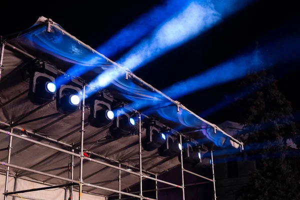 Equipo de iluminación de escenario en condiciones de trabajo en un concierto . —  Fotos de Stock