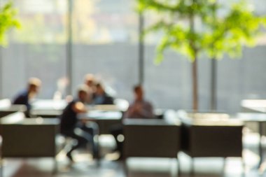 Müzakereler ve büyük pencereli rahatlama için açık alanın bulanık görüntüsü.