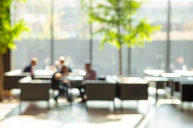 Müzakereler ve büyük pencereli rahatlama için açık alanın bulanık görüntüsü.