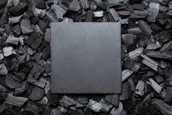 在木炭上的空石板 正方形的框架是黑色的 复制空间 文字的位置 顶部视图 — 图库照片