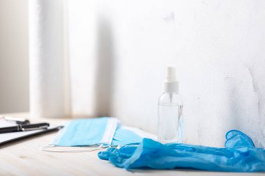 Dezenfektan el koruması spreyi. Tıbbi maskeler, eldivenler, kağıt havlu rulosu ve dosya..