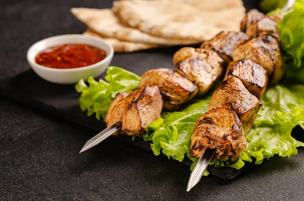 Dvě porce shish kebabu na kamenném talíři se salátem. — Stock fotografie