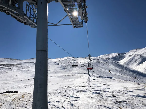 Türkiye 'nin Erciyes kayak beldesinde kayak asansörü. — Stok fotoğraf