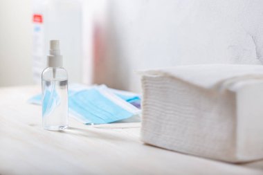 El dezenfektanı. Dezenfektan şişesi. Virüse karşı püskürt.