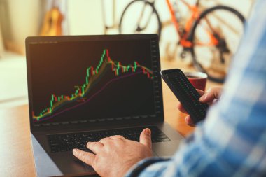 Borsa analizi yapan bir işadamı ya da borsacı evden çalışır..