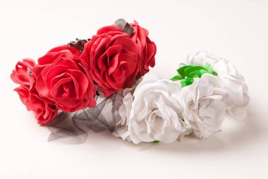 Beyaz arka plan üzerinde renkli malzeme çiçekler