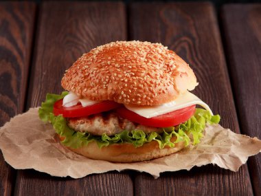 Ev yapımı hamburger marul, peynir ve patates patates ile