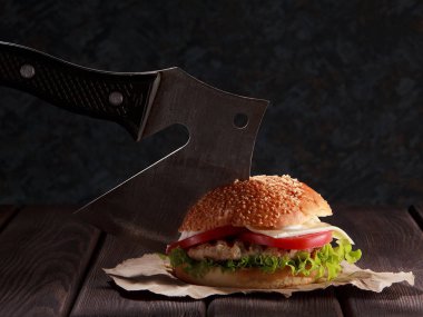 Burger ve taze malzemelerle eski yönetim kurulu. Siyah bir kara tahta. Üstten Görünüm.