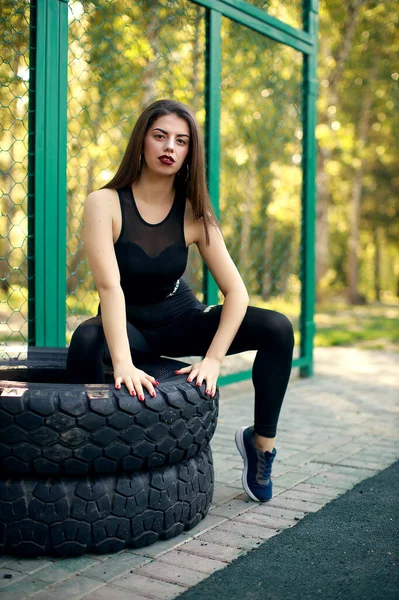 Bela Jovem Mulher Desportiva Sentado Roda Livre — Fotografia de Stock