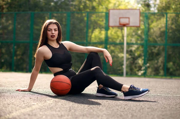 Çekici Genç Atletik Kız Açık Havada Basketbol Topuyla Poz Veriyor — Stok fotoğraf