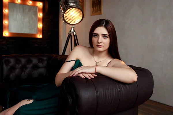 Menina Morena Jovem Está Sentada Interior Elegante Loft — Fotografia de Stock