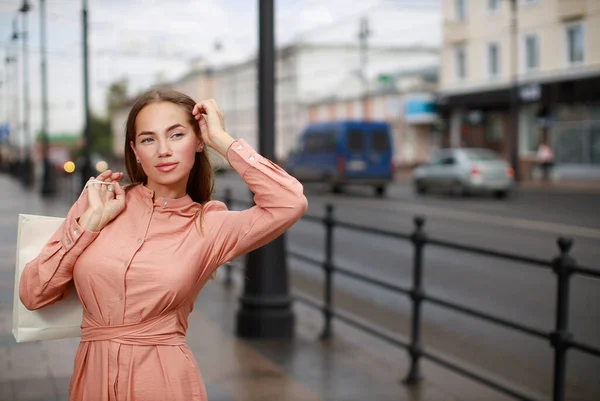 아름다운 여자가 거리에서 포즈를 취하는 — 스톡 사진