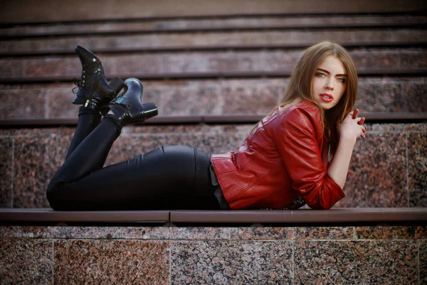 Siyah Tayt Kırmızı Deri Ceket Giyen Genç Bir Kadın Yazın — Stok fotoğraf