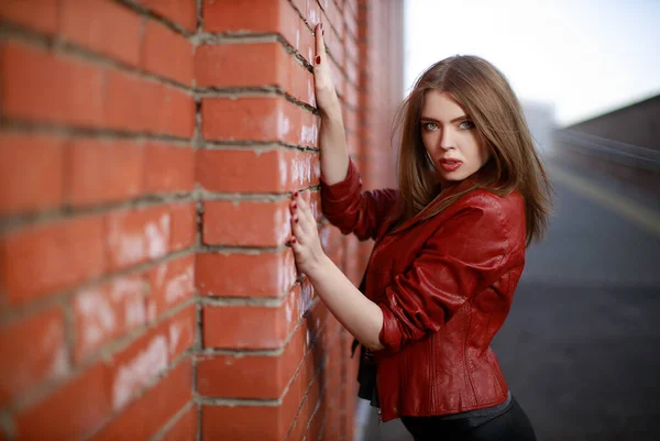 Retrato Jovem Mulher Perneiras Pretas Jaqueta Couro Vermelho Perto Parede — Fotografia de Stock