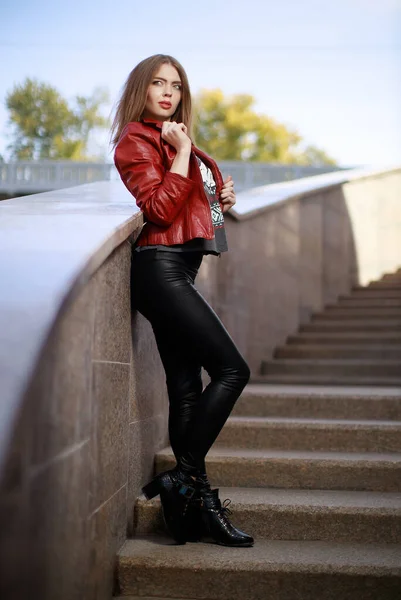 Портрет Красивої Молодої Жінки Червоній Шкіряній Куртці Чорних Легінсах Залишаються Стокове Зображення