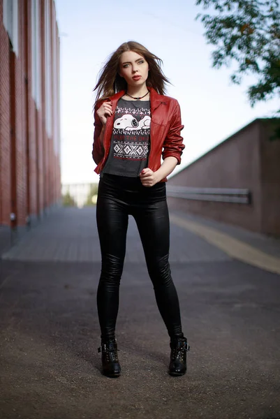 Portrait Une Jeune Femme Vêtue Une Veste Cuir Rouge Leggings — Photo