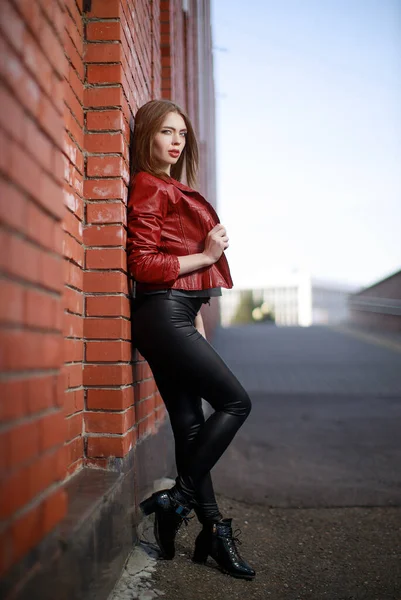 Портрет Молодої Жінки Чорних Легінсах Червоній Шкіряній Куртці Стоїть Біля Ліцензійні Стокові Фото
