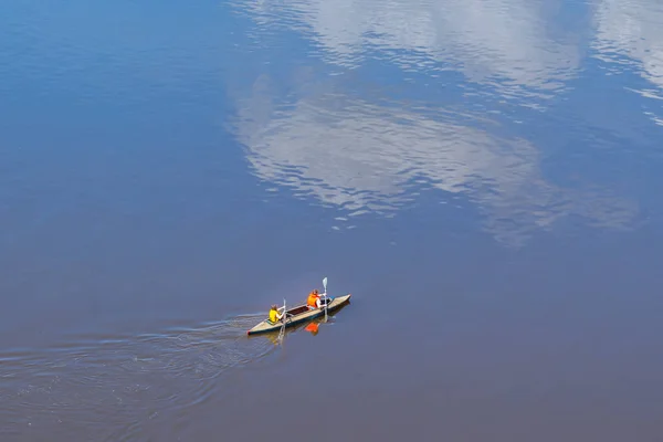 Kayak Sur Eau Avec Reflet Ciel Été — Photo