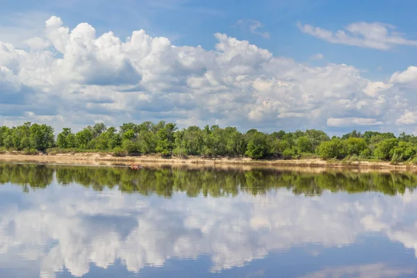 La orilla del río en la vegetación — Foto de Stock