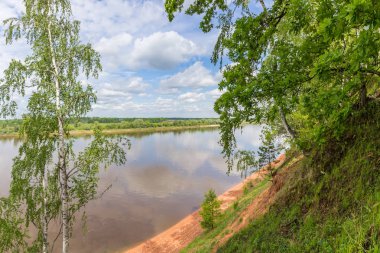 Yaz aylarında Nehri üzerinden Rus manzara