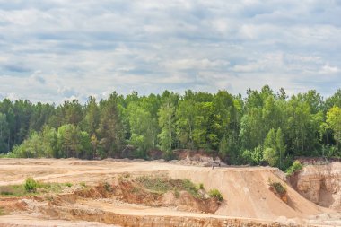 Dolomit ocağında yaz aylarında yol