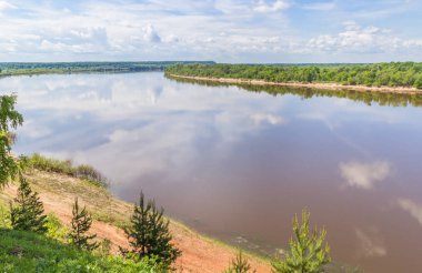 Oka Nehri ve yaz aylarında sahilde küçük çam ağaçları