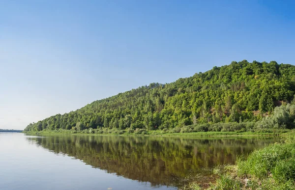 Yeşil engebeli kıyı rezervuar yaz, Rusya Federasyonu