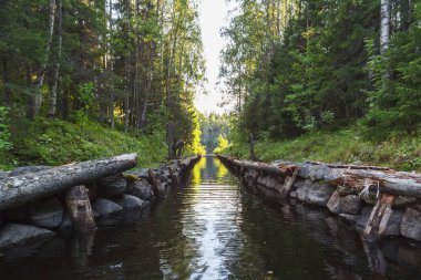 Bolşoy Solovetsky Adası'nın Gölü-kanal sisteminin bağ bir kanal