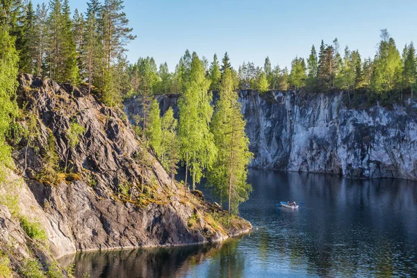 Paseo Barco Por Estanque Ruskeala Karelia Rusia — Foto de Stock