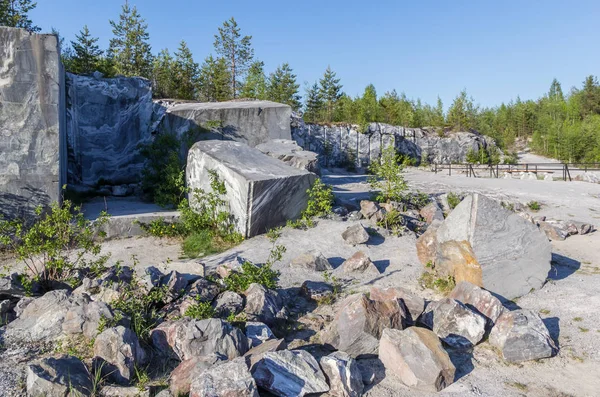 Large stones in the Italian career of Ruskeala, Karelia