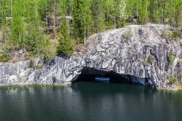 Barco Gruta Parque Ruskeala Karelia —  Fotos de Stock