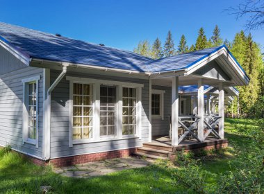 Yazlık ev ormanın içinde bir veranda