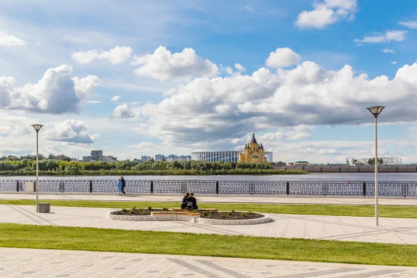 Влюбленная Пара Набережной Нижнего Новгорода — стоковое фото