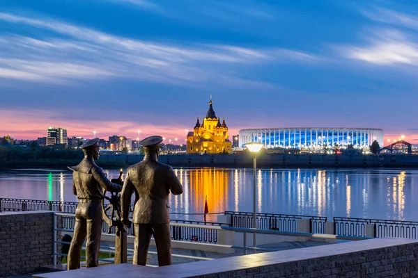 Arka planda Nijniy Novgorod ok, Rusya Volga işçilerden anıt