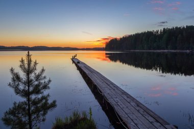 Çam ve günbatımı, Karelya iskelede