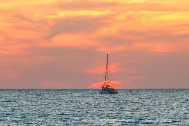 Gün batımında mavi deniz yat