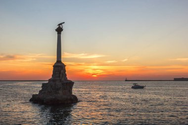 Gün batımında Sivastopol Bay yaz