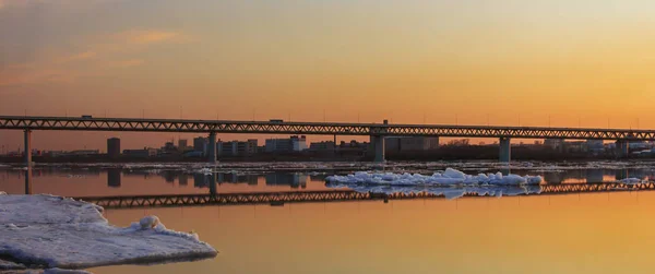 Úszó jég az Oka folyó és a híd este — Stock Fotó