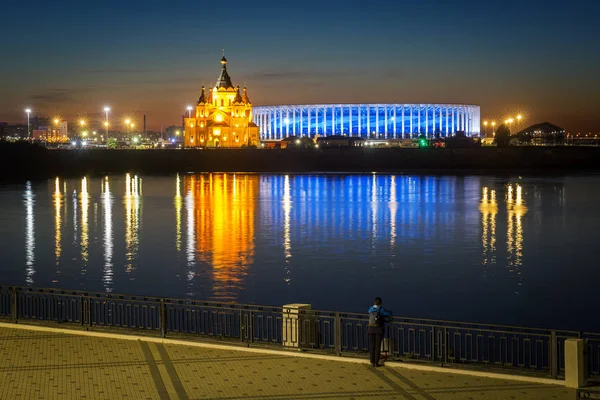 경기장은 대성당의 알렉산더 Nevsky 니즈니노브고로드 러시아에 제방에서의 — 스톡 사진