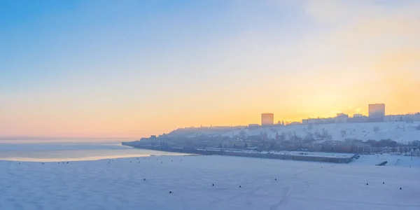 Πωση χρωμάτων της αυγής πάνω Νίζνι Νόβγκοροντ, το χειμώνα, Ρωσία — Φωτογραφία Αρχείου