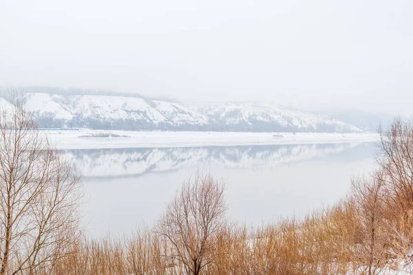 Vista del río Oka y la costa montañosa en primavera en Nizhny No — Foto de Stock