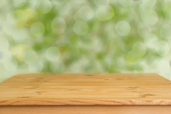 Mesa de madera con fondo verde borroso —  Fotos de Stock